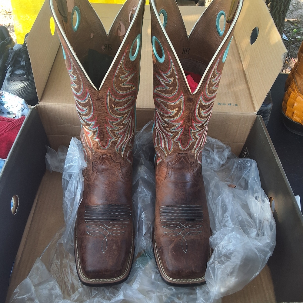 Brown Western Cowboy Womans Boots with Embroidered Design Size 8